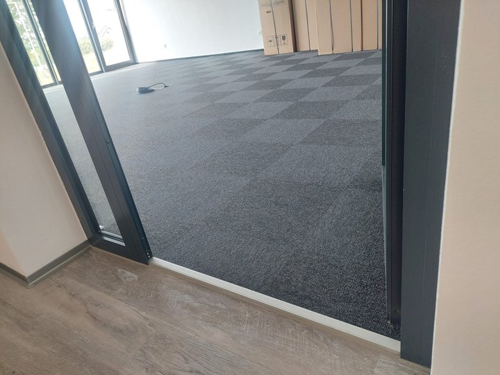 Přechod vinylové podlahy a koberce v kanceláři