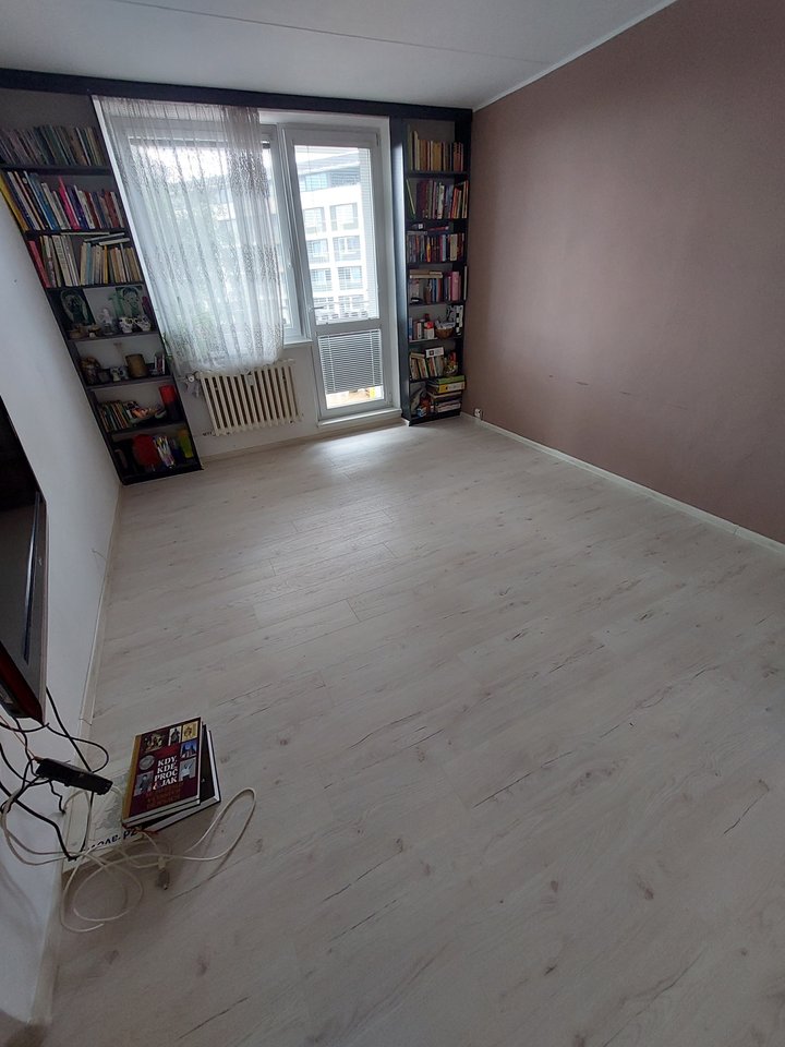 Obývací pokoj se světlou podlahou